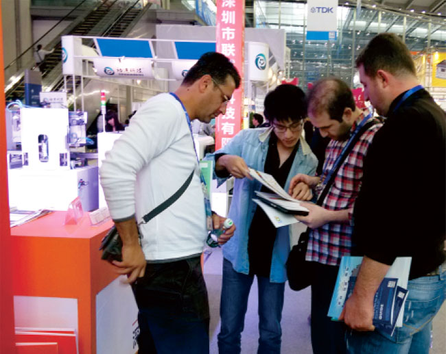 广州琶洲国际会展中心mile米乐集团外贸工作人员和客户交谈