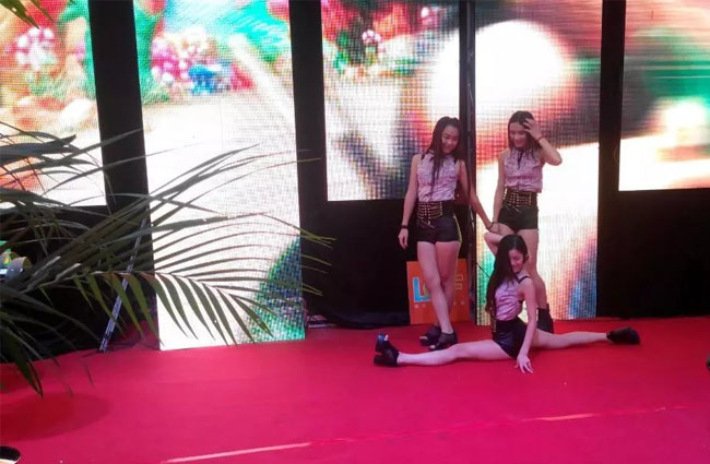 2014年中国国际光电博览会mile米乐集团现场美女节目