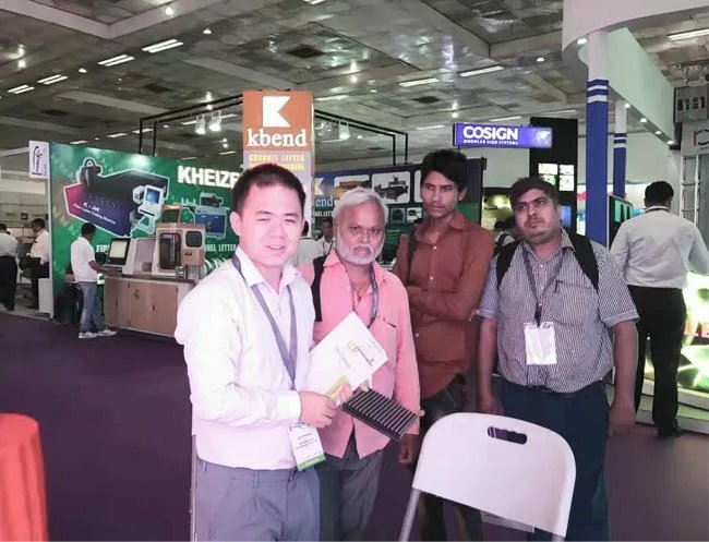 mile米乐集团工作人员与现场朋友合影