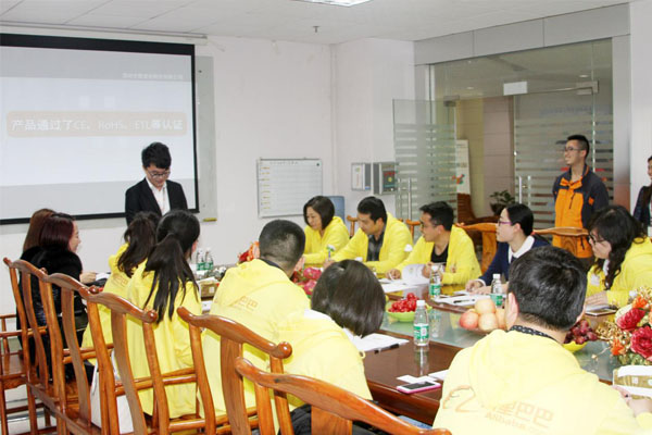 mile米乐集团外贸部经理黄勇强做发言报告