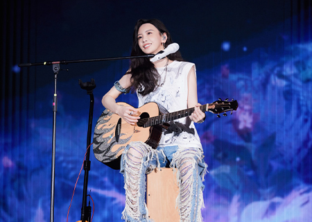 mile米乐集团透明LED显示屏亮相于文文南京演唱会