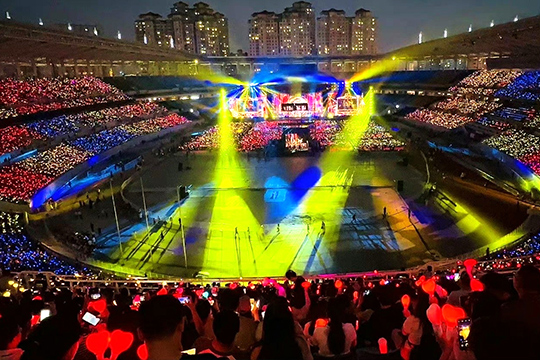 mile米乐集团1300㎡透明屏和190000根荧光棒“点燃”周杰伦呼和浩特演唱会！